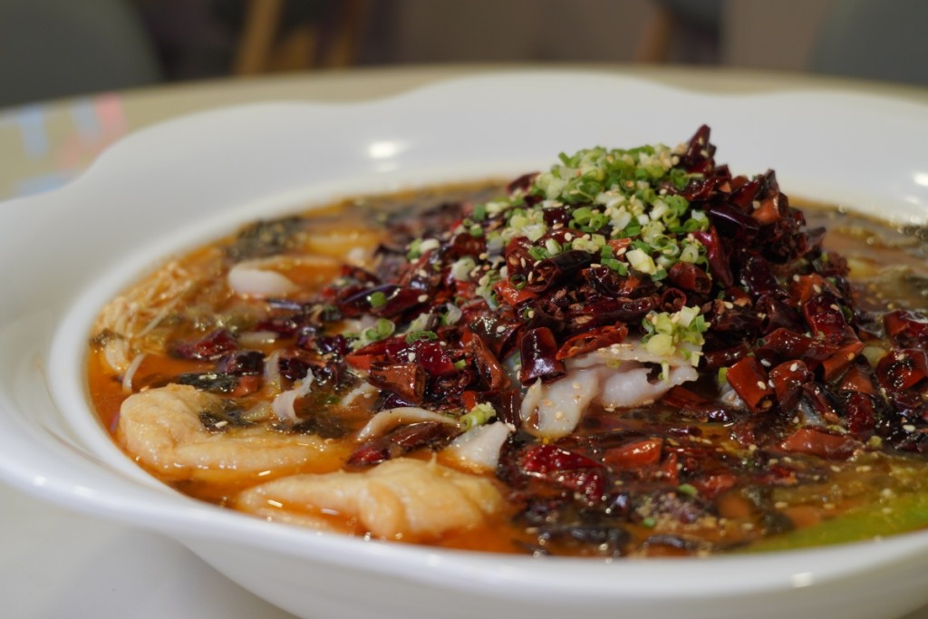 金玥酸菜魚招牌老壇酸菜魚　如今不少女生都流行食水煮魚或者酸菜魚，幾個女生點一大盤，比起食紅肉來得健康。