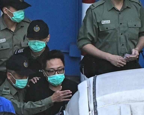 譚得志由囚車押上法庭。