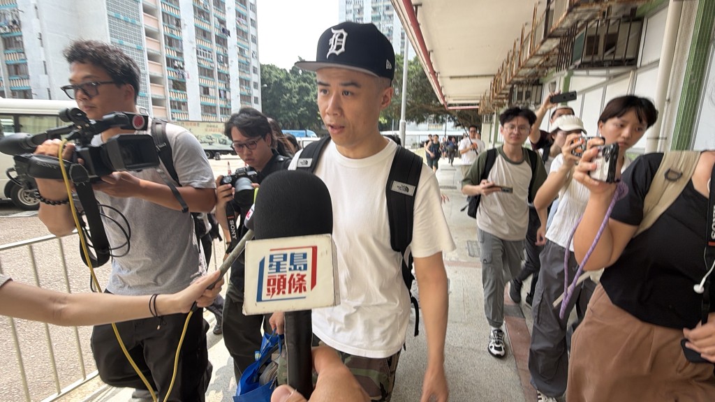 宏新閣7樓居民黃先生回家執拾物品，離開時形容自己「心情複雜」。梁國峰攝