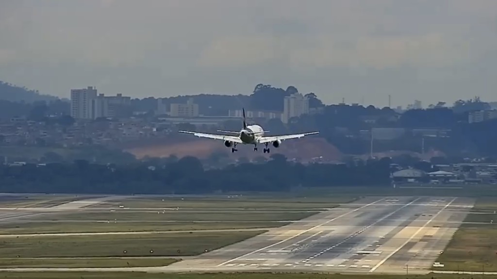 智利南美航空（LATAM Airlines）一架A319-132型空中巴士甩轆。 X