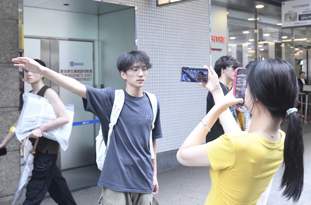 遊客模仿「烏鴉哥」到銅鑼灣「打招呼」。