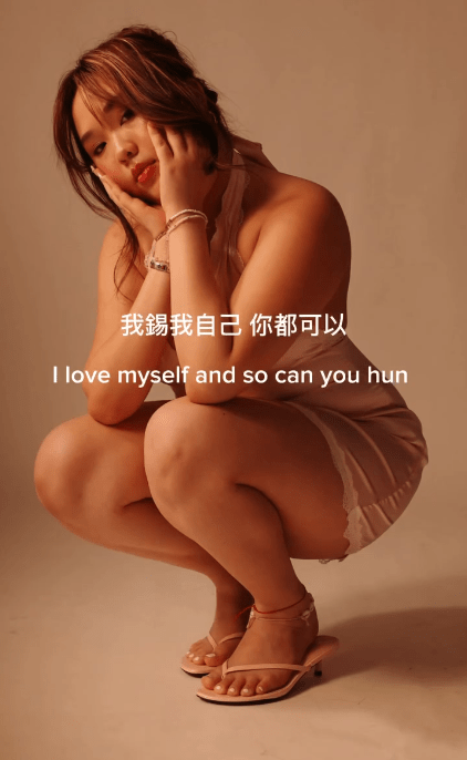 林霏兒穿上粉紅色性感睡袍。