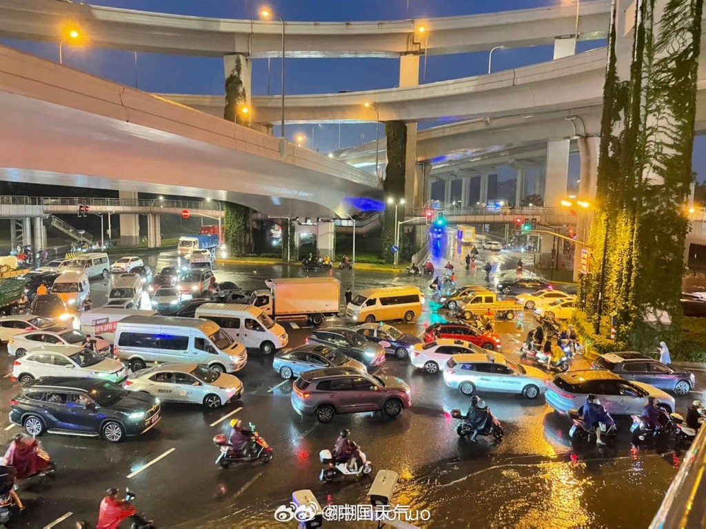 暴雨之下上海超級塞車。 微博