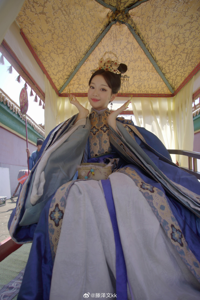 該劇女配角宸妃由模特兒滕澤文出演。