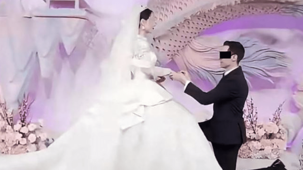 朱瑞敏（左）與丈夫（右）去年8月結婚。網上圖片