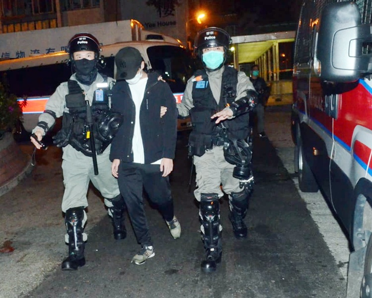 防暴警及後於大廈樓下截查身分證，帶走4名年青男女。