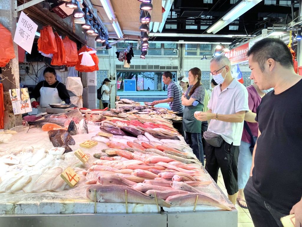 中心指75宗个案病人病发前曾接触生淡水鱼。资料图片，非涉事人