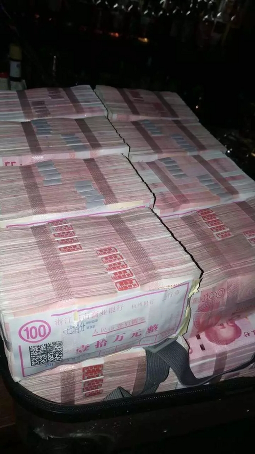 一整箱金錢留在酒吧。