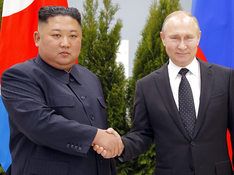普京向金正恩頒授紀念章。AP資料圖片