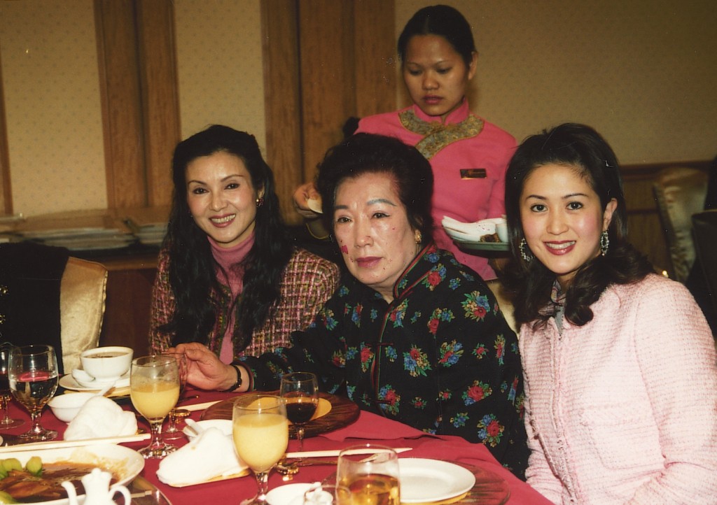 謝玲玲與前奶奶余寶珠至今仍以「永遠的奶奶」同「永遠的新抱」相稱。