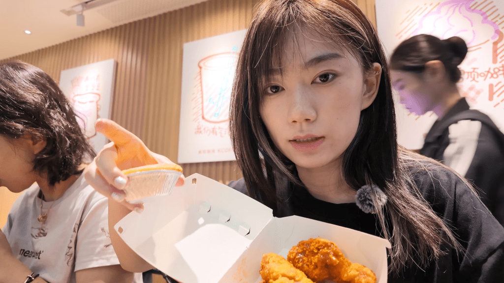 参加者雨菲则维持高糖饮食。（图：亿点点不一样@YouTube）