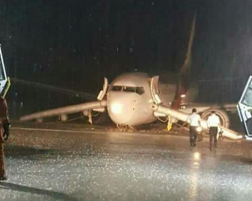 馬航客機雨中降落衝出跑道無人受傷。網上圖片