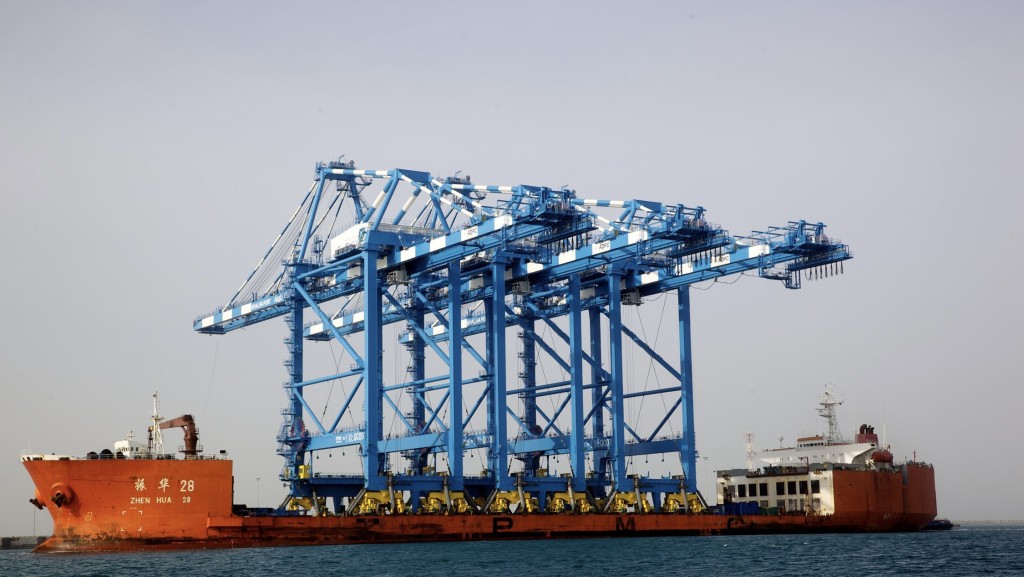 阿布扎比哈利法港的大型港口起重設備由上海振華重工（ZPMC）設計製造。 新華社
