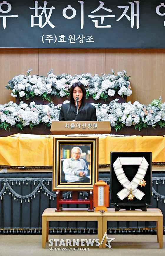 河智苑上台致悼詞，一度開不了口。