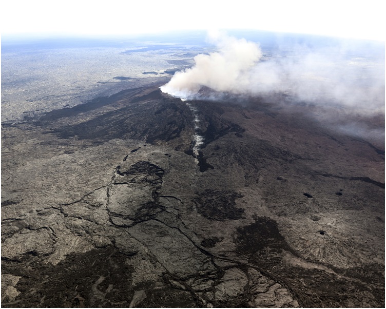 夏威夷基拉韋厄火山周五繼續爆發及噴出火山灰。AP 
