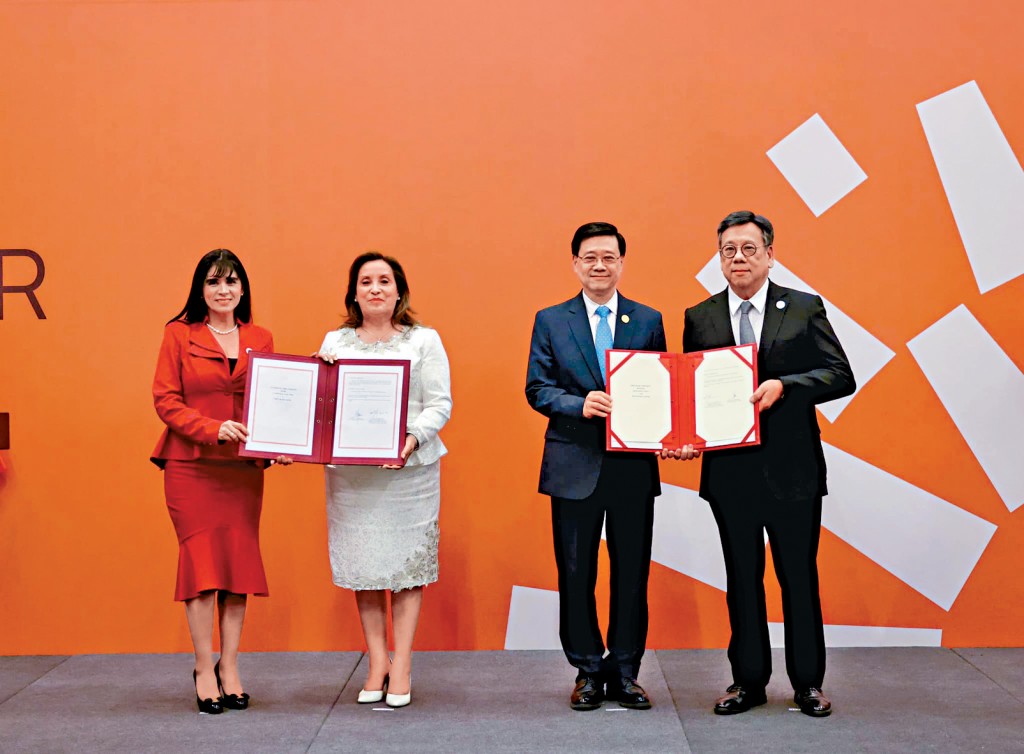 於APEC領導人非正式會議期間,香港與秘魯簽訂自由貿易協定,行政長官李家超(右二)、秘魯總統迪娜博魯阿爾特(左二)一同見證。