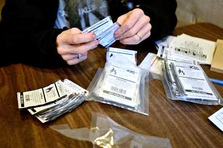 卑诗省试推携少量毒品非刑事化，温哥华的毒品使用者网络（VANDU）提供小份毒品包。 路透社