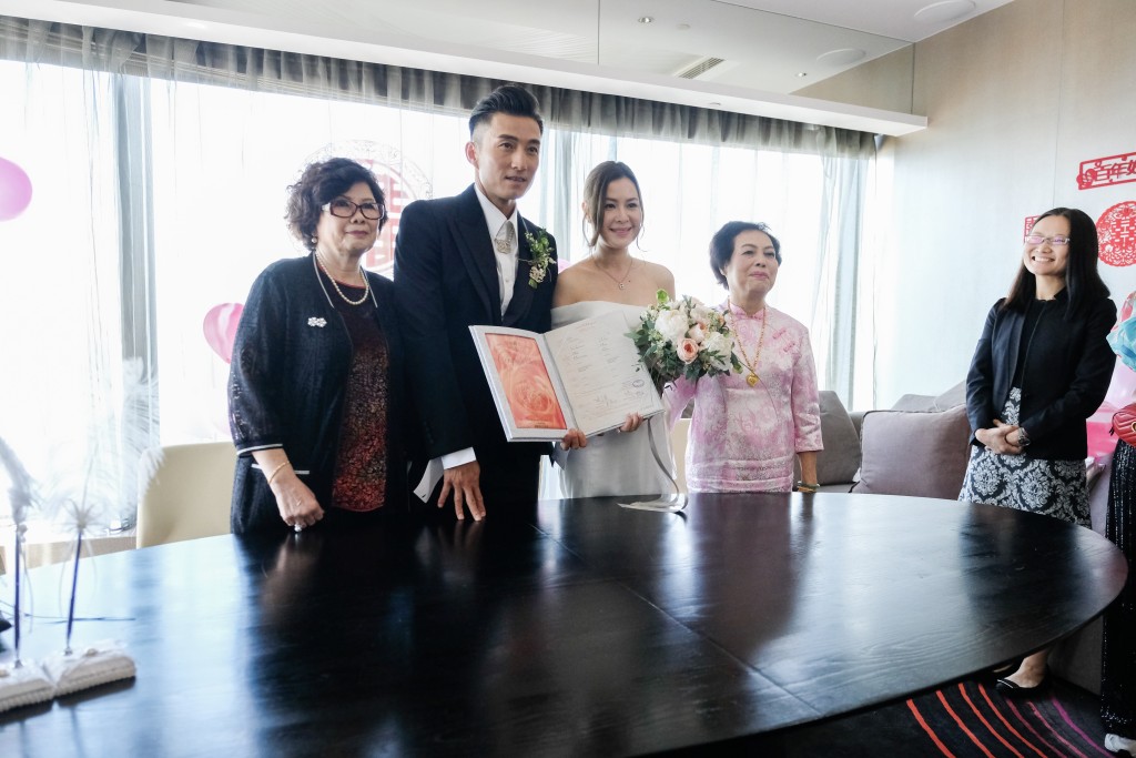 陳山聰於2019年與拍拖5年的從事美容業的圈外女友Apple結婚。  ​
