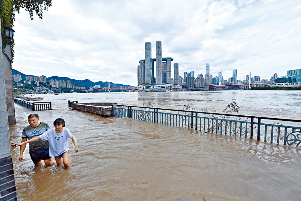 长江重庆段水位昨天上涨，人行道被淹没。