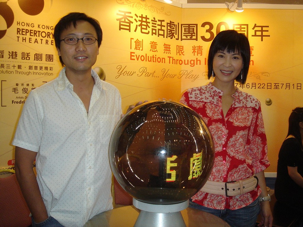 同属演艺出身的苏玉华和潘灿良，毕业后齐齐加入香港话剧团。