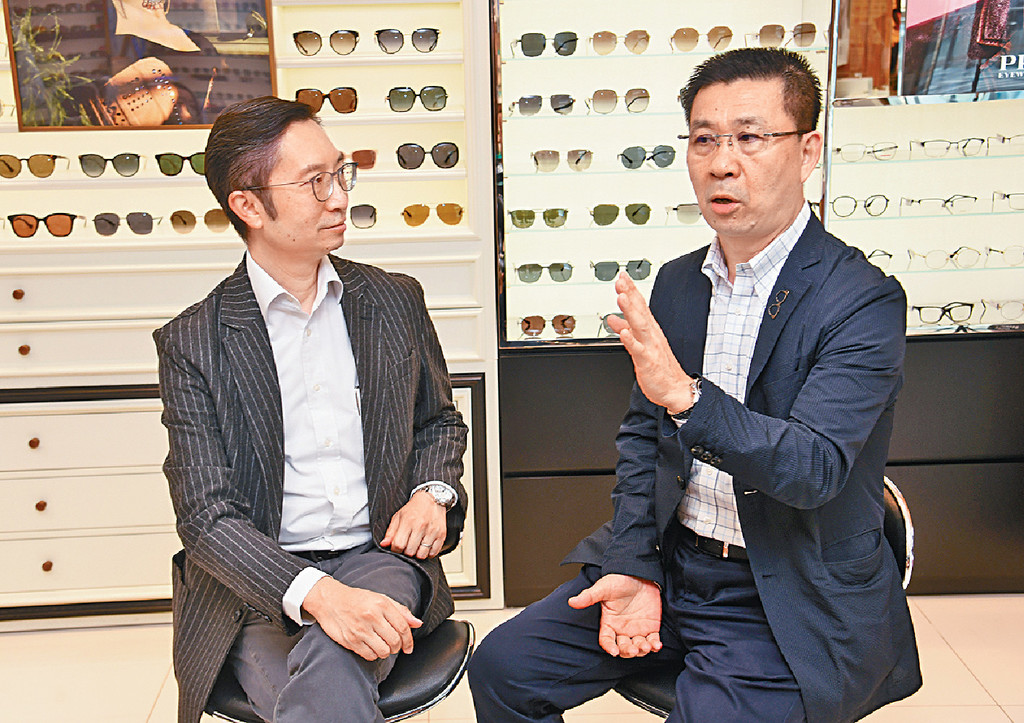 ■鄭學玉向《頭條日報》廣告部副總經理劉孟輝透露眼鏡88如何在疫情下穩步求進。