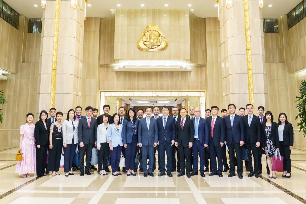 首长级公务员学员与上海市政府座谈。