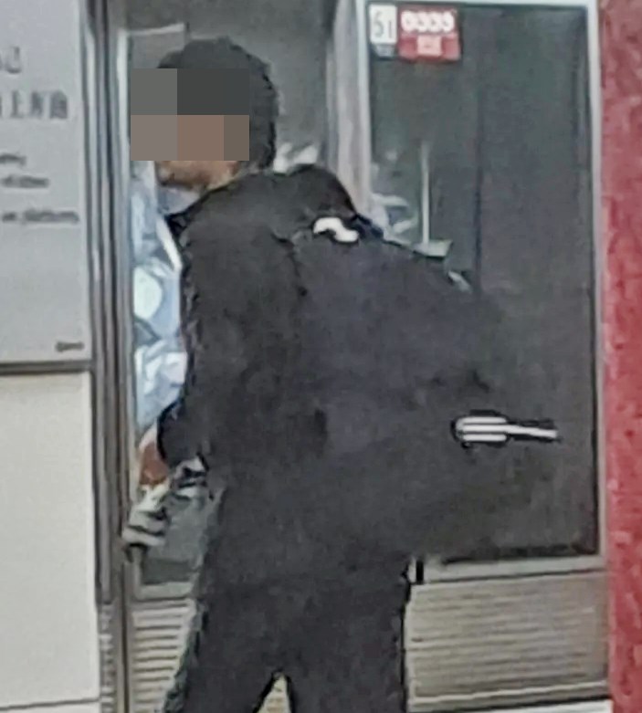 樓主:「我啱啱喺葵興站等車嗰陣俾佢 勁大力打我背脊,然後我上咗車諗住荔景站 撇甩佢,點知佢跟住落車係咁喺我附近徘徊」。Threads截圖 樓主:「我啱啱喺葵興站等車嗰陣俾佢 勁大力打我背脊,然後我上咗車諗住荔景站 撇甩佢,點知佢跟住落車係咁喺我附近徘徊」。Threads截圖