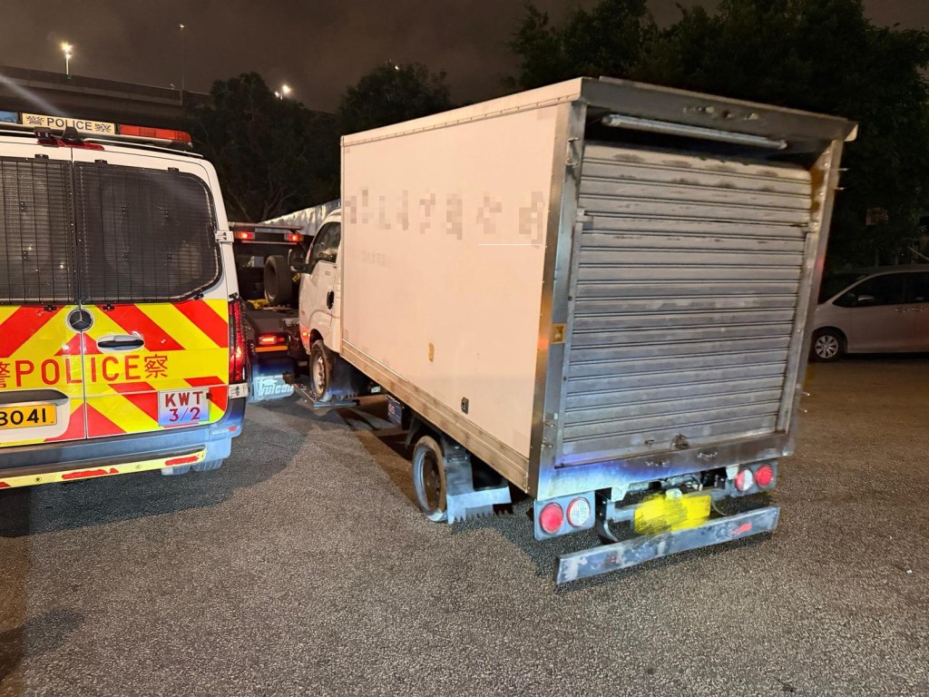 跨部門青衣區打擊鬼油站  拘1人檢4車。警方圖片