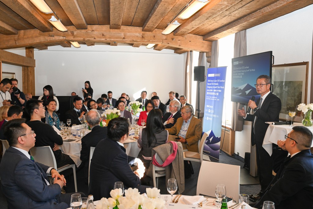 陈茂波在“2026达沃斯‧财新CEO午餐会”发表主题演讲。陈茂波网志图片