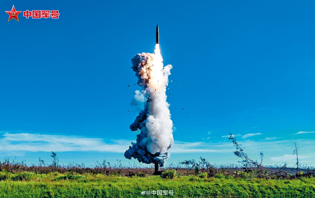 官方公布解放軍前日發射洲際彈道導彈的畫面。