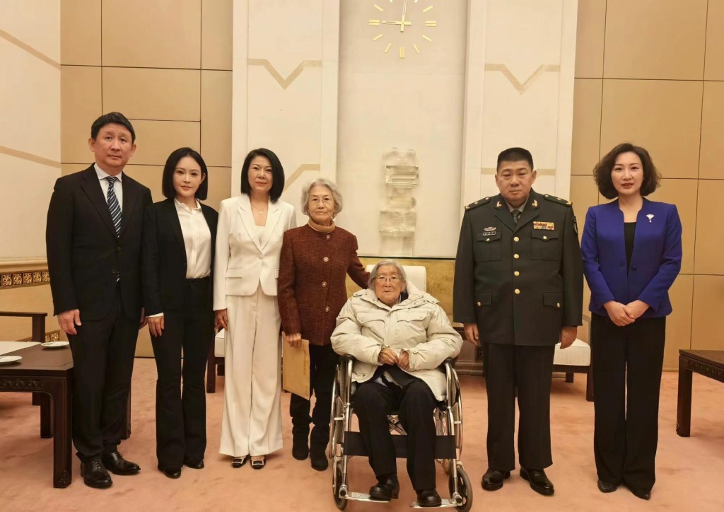 坐轮椅者为李敏，张玉凤站在李敏身边。右边是孙子毛新宇及其妻刘滨。