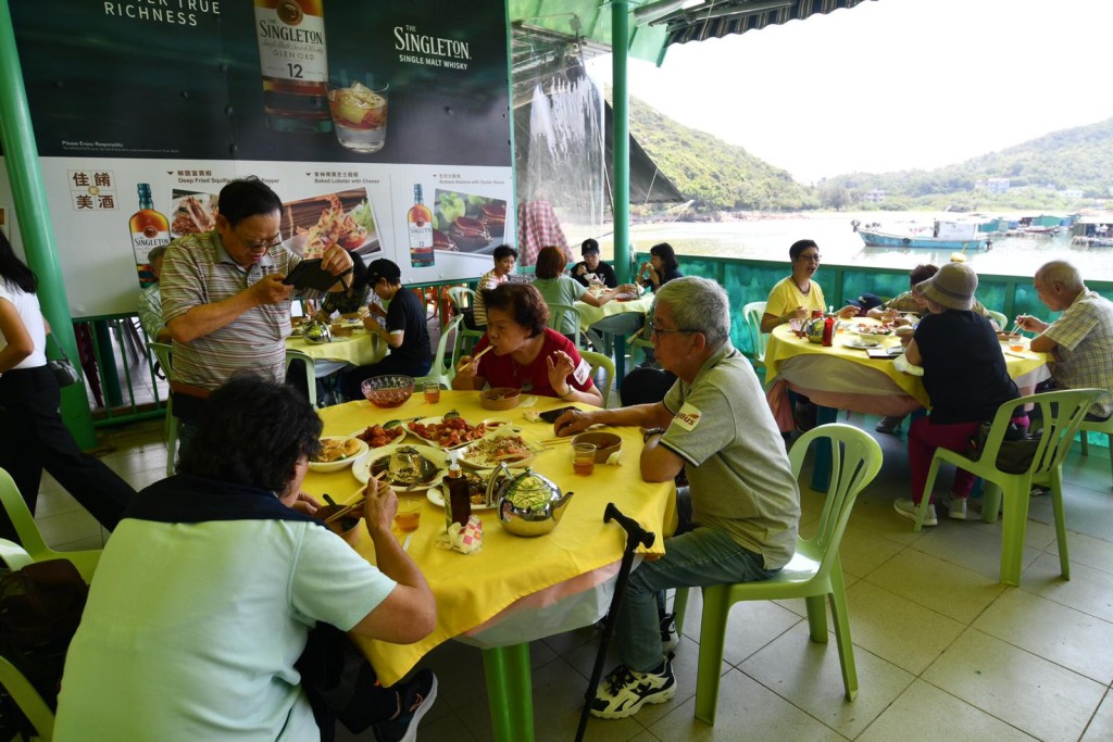 團員到南丫島進食海鮮餐。