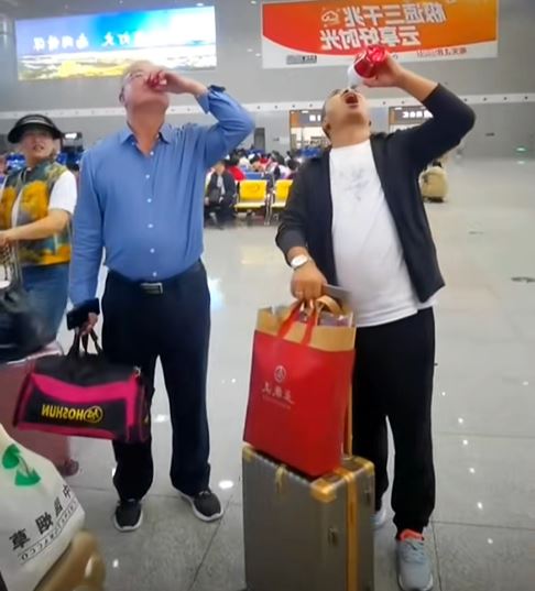 高鐵不時有旅客違規攜帶白酒，被逼入站前喝光。網圖