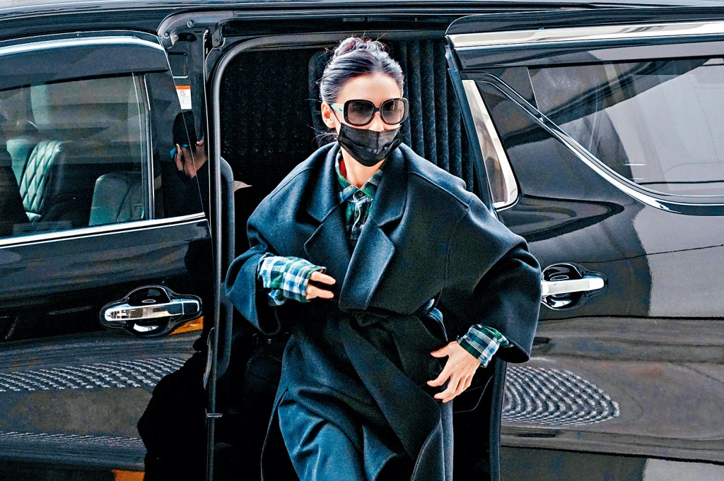 張栢芝指所簽署的合約為電影合約，但最終沒有開拍「做咩收錢」 。