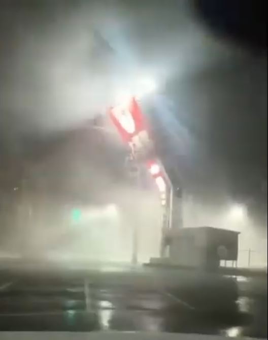 有戶外廣告燈被吹折，爆出火花。中時