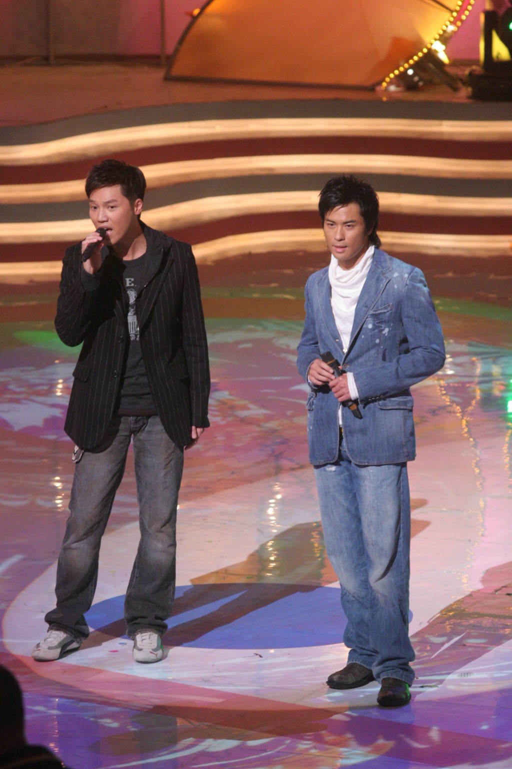 2005年，王贤志（左）曾与表哥郑嘉颖于《欢乐满东华》合唱筹款。