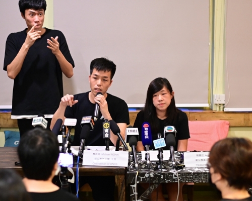 新公務員工會司庫賴嘉欣（右一）不獲正式升職。 資料圖片