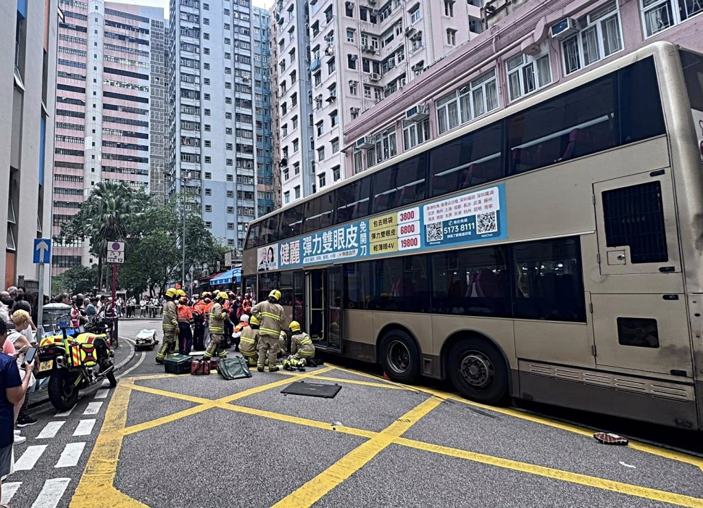 消防員將傷者救出。黃淑雯議員提供 消防員將傷者救出。黃淑雯議員提供