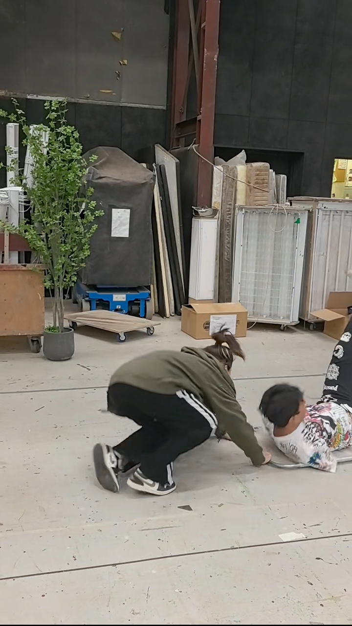 手推車向後翻，李金凱在全沒準備之下向後撻。