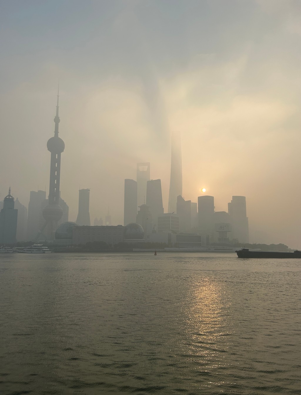 強霧霾天氣影響下，上海戶外能見度極差，當局提醒民眾非必要勿戶外活動。微博