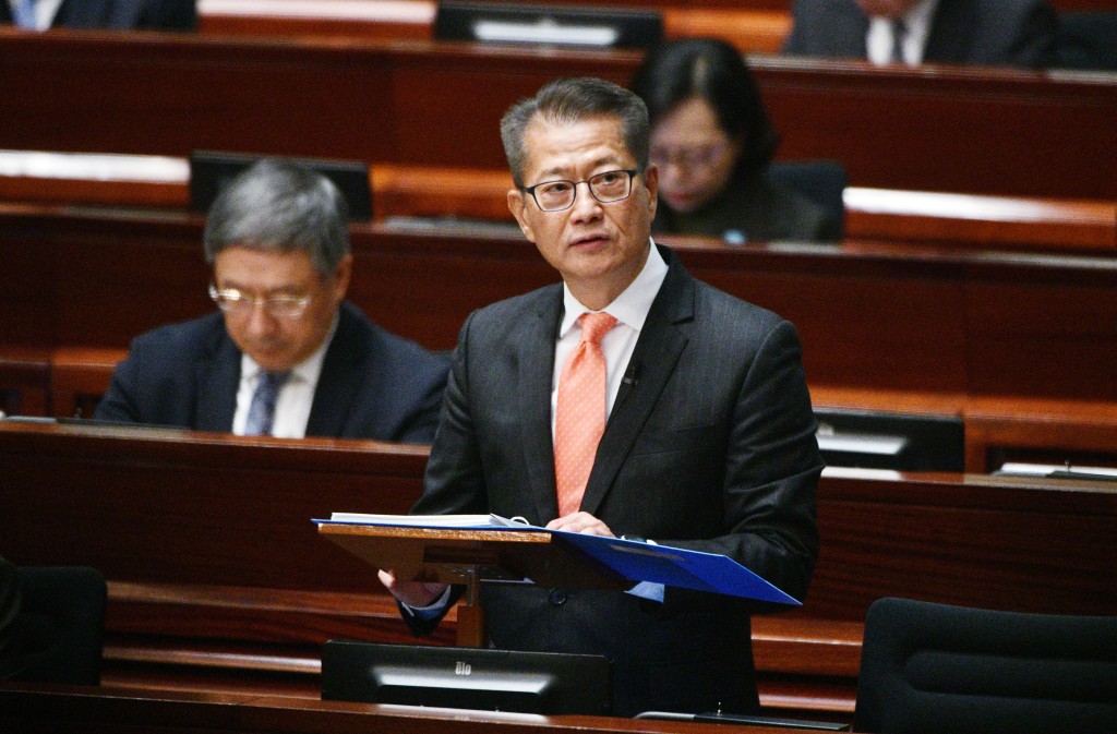 陈茂波在立法会宣读财政预算案。卢江球摄