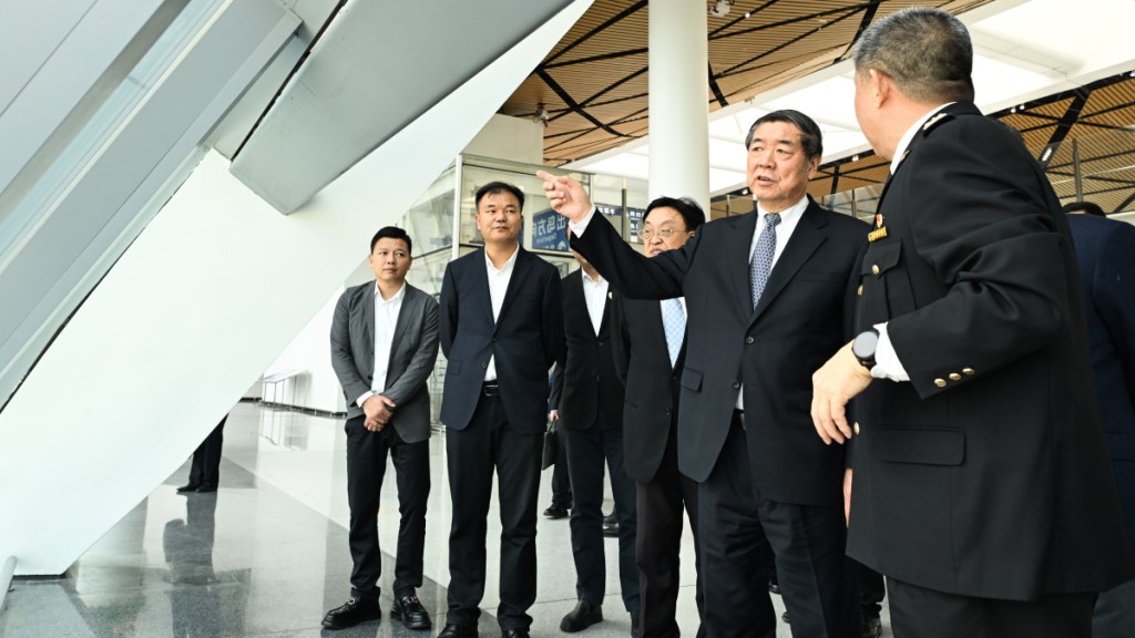 何立峰在海口新海港調研。新華社