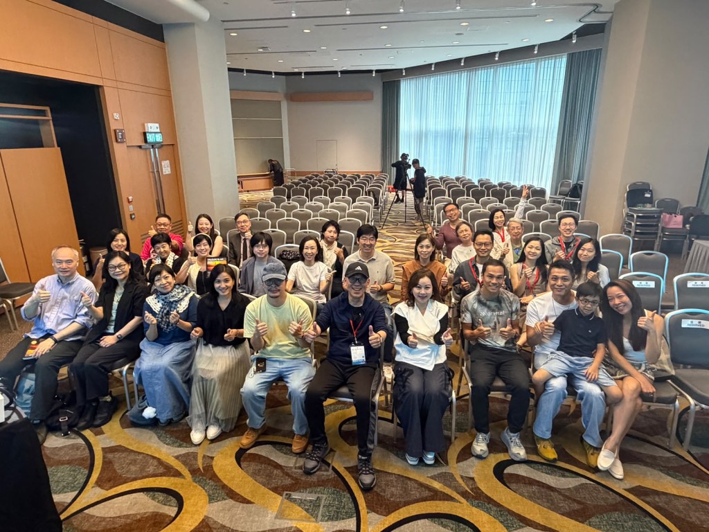 工作人員、參加者、講者及作者大合照。 工作人員、參加者、講者及作者大合照。