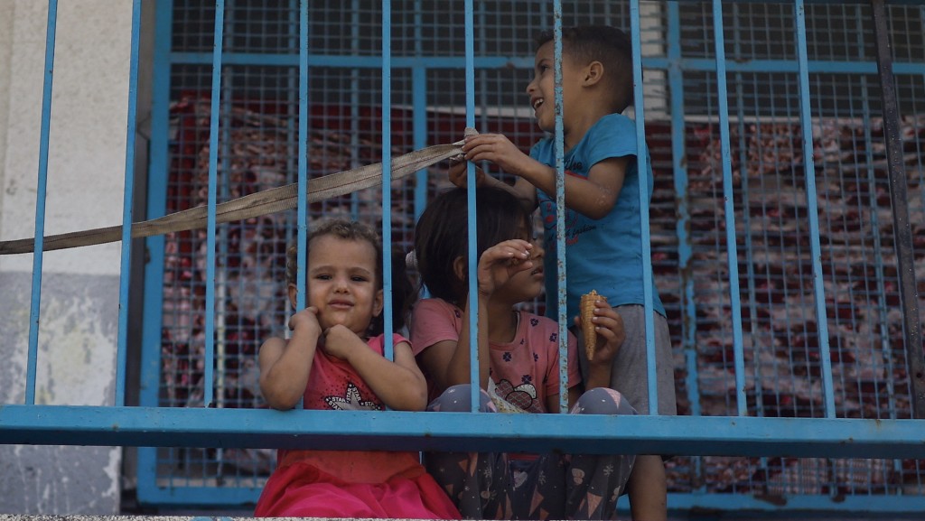 一些巴勒斯坦人住進聯合國營運的學校避難。 路透社