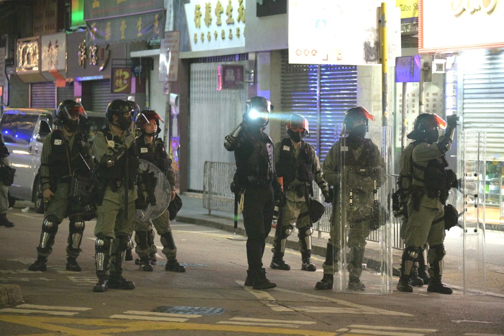 防暴警察驅散示威者