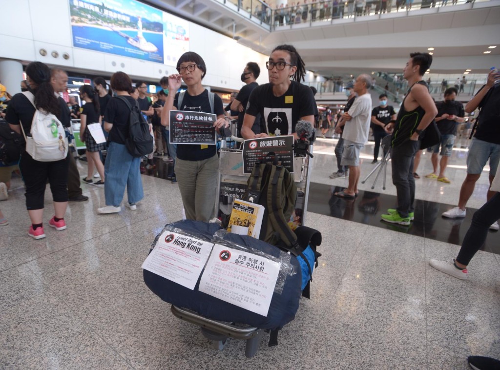 现场备有以不同语言印成的传单，向旅客派发。