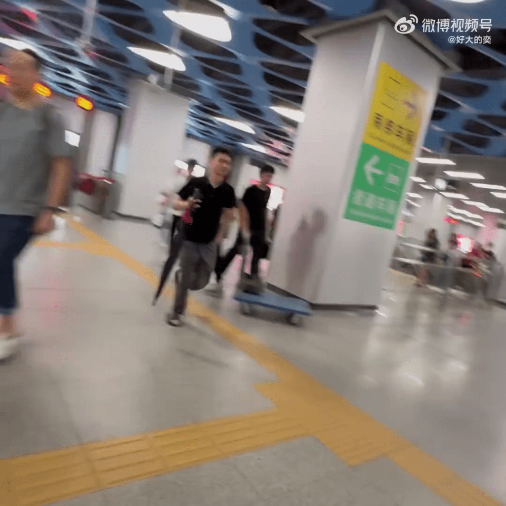 網傳影片,驚慌下乘客急步離開。 網傳影片,驚慌下乘客急步離開。