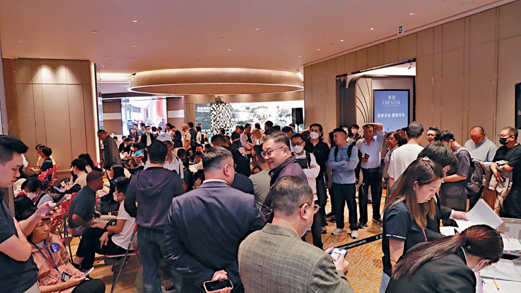 昨日紅磡首匯售樓處不時出現排隊人龍，等待發展商人員登記，現場氣氛十分熱鬧。