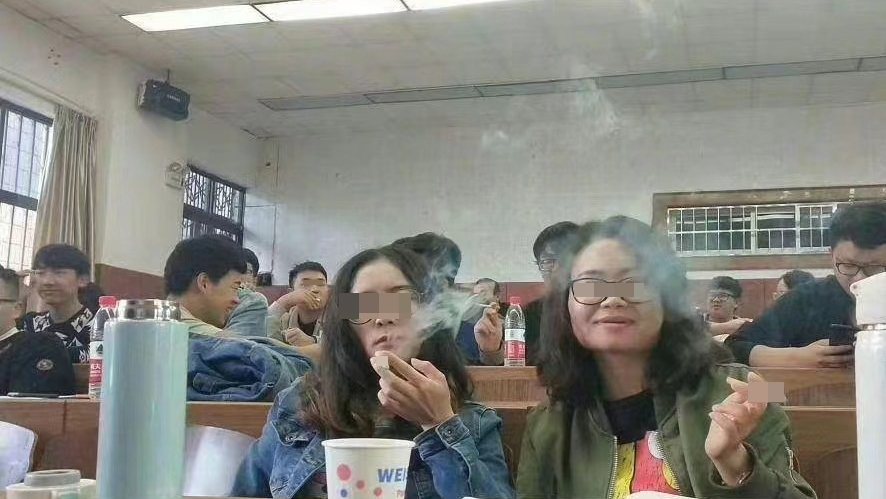 学生在教室内吸烟。 微博图