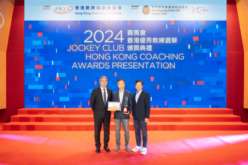 香港教練培訓委員會主席洪楚英先生(右)及 2024 選舉評審團主席黃寶基先生 MH(左) 頒發最佳教練培訓工作者獎予體操教練陳錦雄博士(中)。公關圖片 香港教練培訓委員會主席洪楚英先生(右)及 2024 選舉評審團主席黃寶基先生 MH(左) 頒發最佳教練培訓工作者獎予體操教練陳錦雄博士(中)。公關圖片